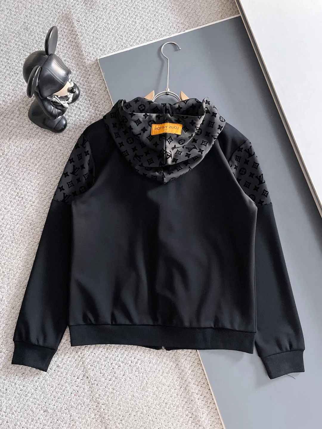 🅿️720 [LV Louis Vuitton] hot-selling suit is coming. Focus on the original version of the official website. 2025 new hot-selling cardigan and sweatshirt suit. The original order is the best. 🇭🇰The meticulous work of top designers. It has a fitting and perfect upper body effect. All-natural high-quality Tencel Roman cotton 100%, close-fitting comfort, noble and elegant! Original hardware embodies elegance and nobility! Counter size: M-3XL (maximum wear up to 190 pounds)